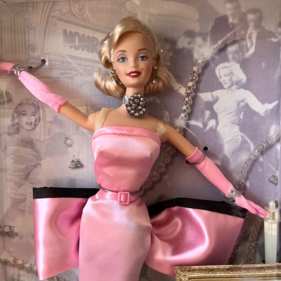 Limited Edition Barbie as Marilyn Monroe - Picture 2 of 6